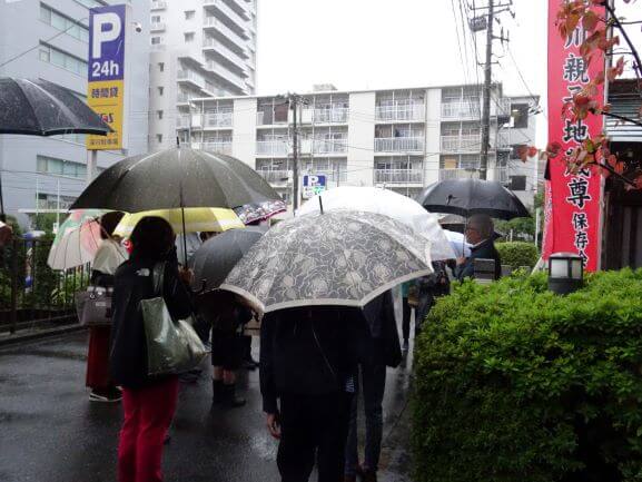 深川親子地蔵尊の前で