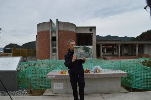 震災遺構　大川小学校の前で　語り部鈴木典行さん