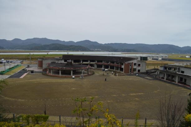 この下まで津波が来たという、校庭わきの裏山にのぼりました