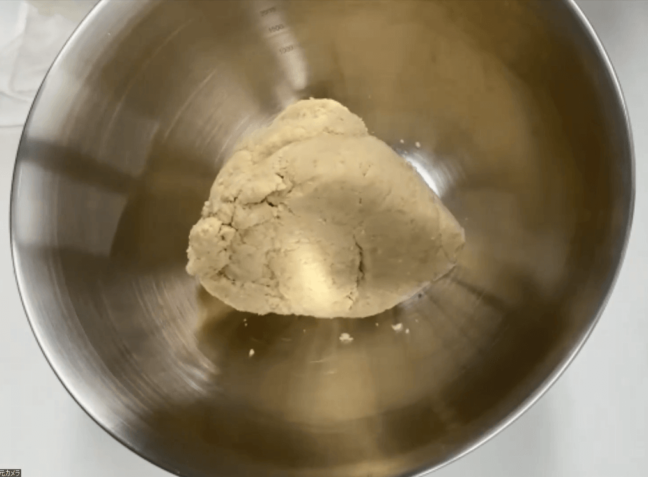 大豆に塩切りこうじを混ぜて、まとめて山を作った時にヒビが入らないことが目安です。