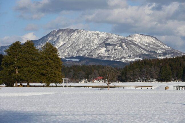 雪化粧をしている尾神岳