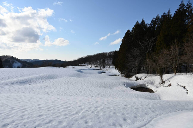 雪の中で春を待つ棚田