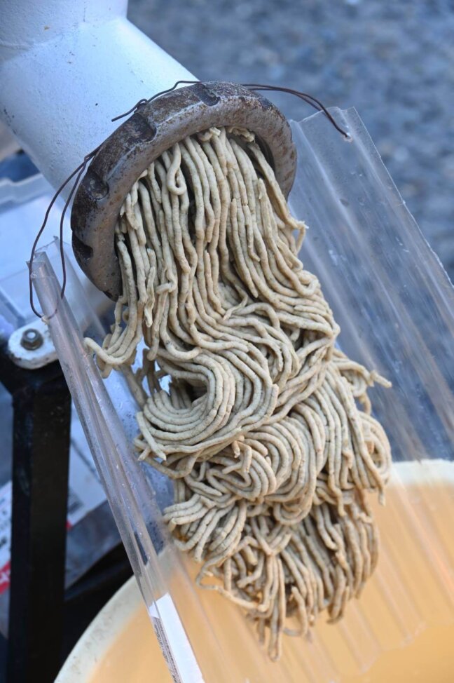 大きな窯で青大豆を煮る様子