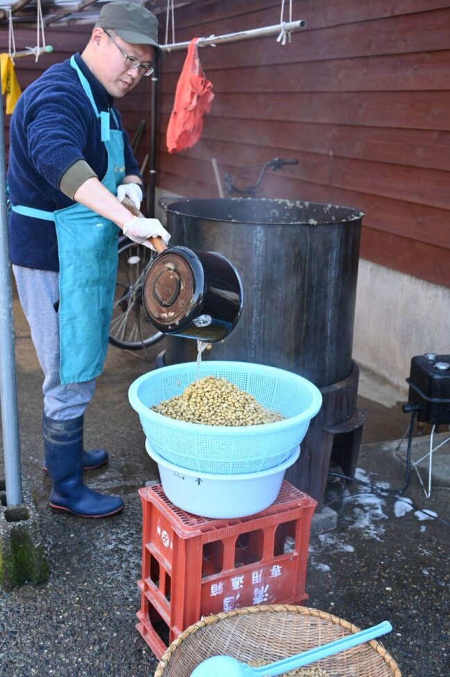 大きな窯で青大豆を煮る様子