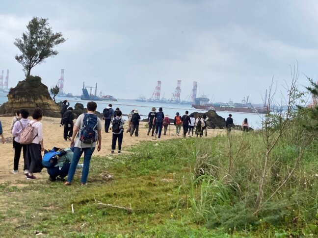 辺野古新吉建設現場が見える瀬嵩の浜
