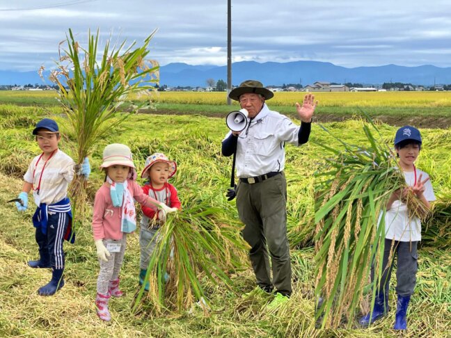 【実りの秋田へおざってたんせ！】稲刈り＆りんご収穫体験