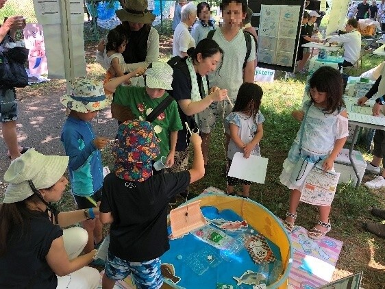 2050年には海の魚の量をプラスチックの量が上回るとも言われています。今回は会場の柳瀬川より下流の荒川で実際に回収されたプラスチックごみの中で、1番目と2番目に多かったごみを釣ってもらうゲームを行いました。