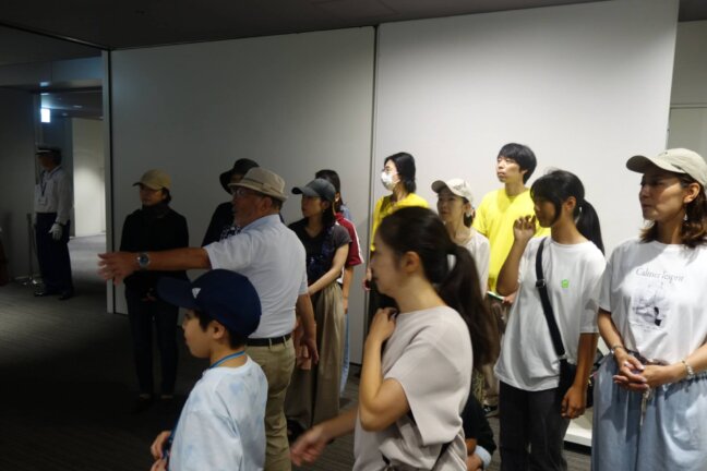 「原爆資料館」で被爆後の広島市街地のパノラマ写真の前で、多賀さんから説明を受けました