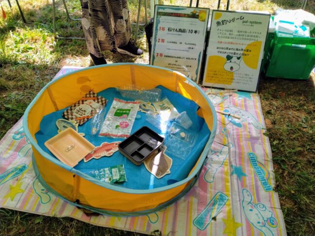 2050年には海の魚の量をプラスチックの量が上回るとも言われています。今回は会場の柳瀬川より下流の荒川で実際に回収されたプラスチックごみの中で、1番目と2番目に多かったごみを釣ってもらうゲームを行いました。