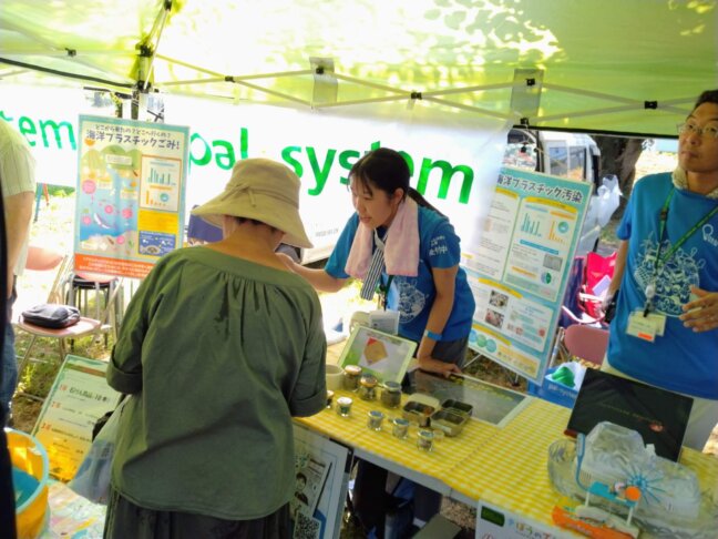 上位2位までを釣り上げた来場者の方にはくじを引いてもらい、石けん商品やハンドタオルなどの景品を差し上げました。石けんの使い方についても説明し、石けんの利用普及にも繋げました。