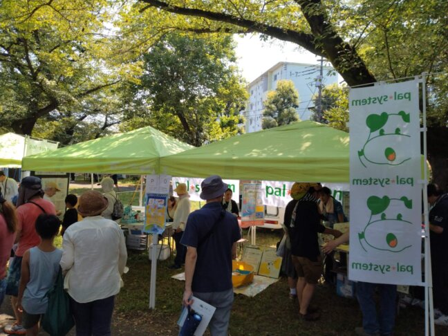 上位2位までを釣り上げた来場者の方にはくじを引いてもらい、石けん商品やハンドタオルなどの景品を差し上げました。石けんの使い方についても説明し、石けんの利用普及にも繋げました。