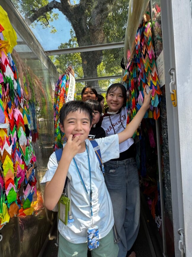 「原爆の子の像」組合員から寄せられた折鶴、平和への祈りを込めて献納しました