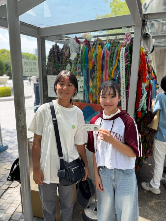 「原爆の子の像」組合員から寄せられた折鶴、平和への祈りを込めて献納しました