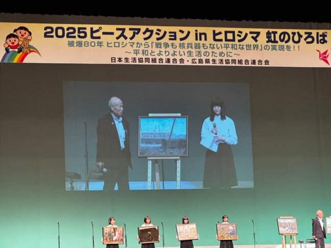 被爆樹木アオギリの前で「アオギリのうた」に耳を傾ける子どもたち