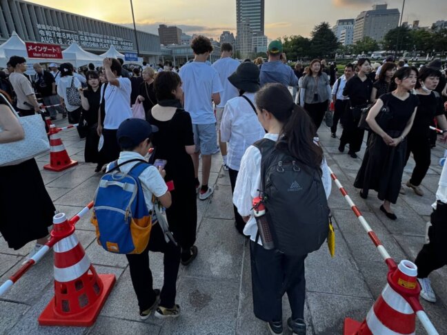 「平和記念式典」会場・厳重なセキュリティチェックを受けてゲートをくぐります
