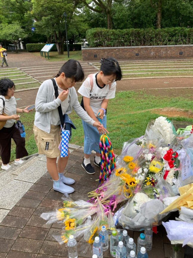 原爆落下中心地碑に折鶴を献納する様子