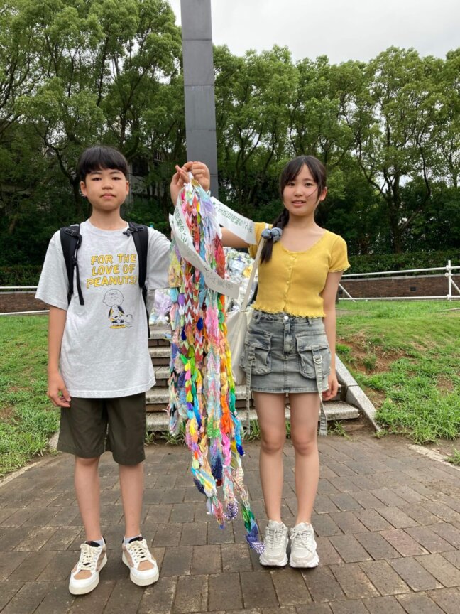 原爆落下中心地碑に折鶴を献納する様子