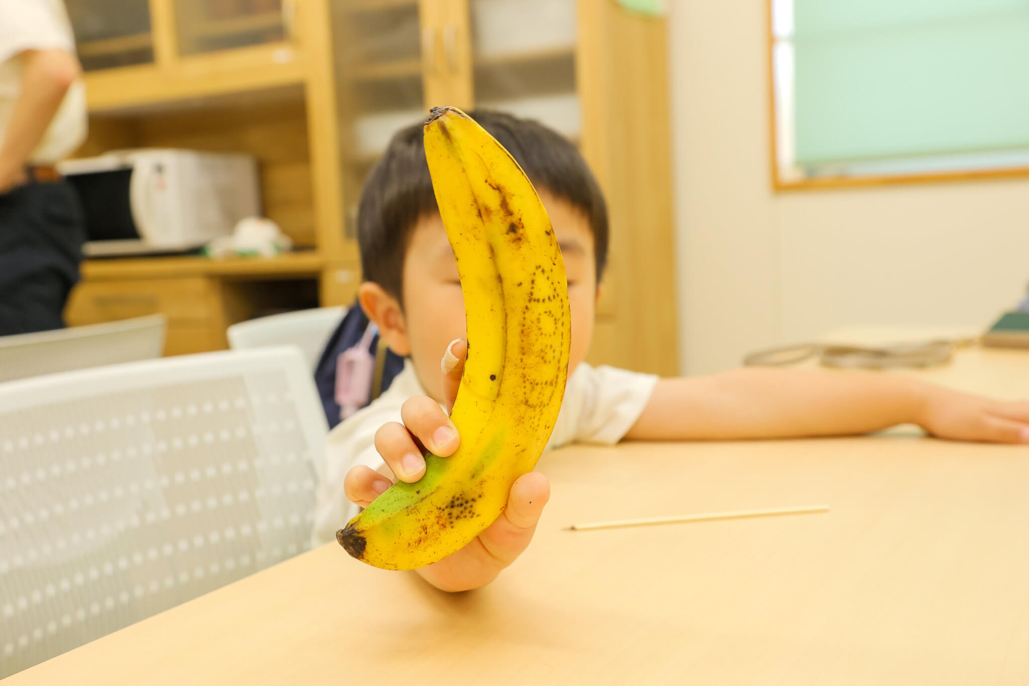 竹串を刺してしばらくすると、絵や模様が浮かび上がってきます。