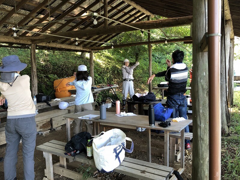 まずは準備体操。実践編の方も入門編の方も一緒に準備しました。その後、実践編の方は本格的に間伐作業に入りました。