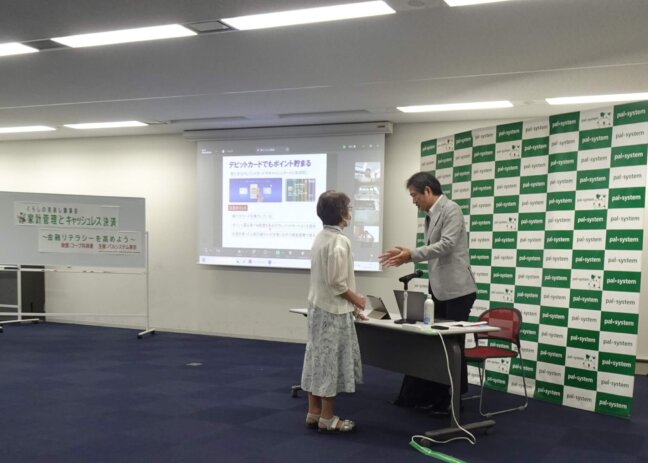 休憩時間、参加者の熱心な質問に答える講師