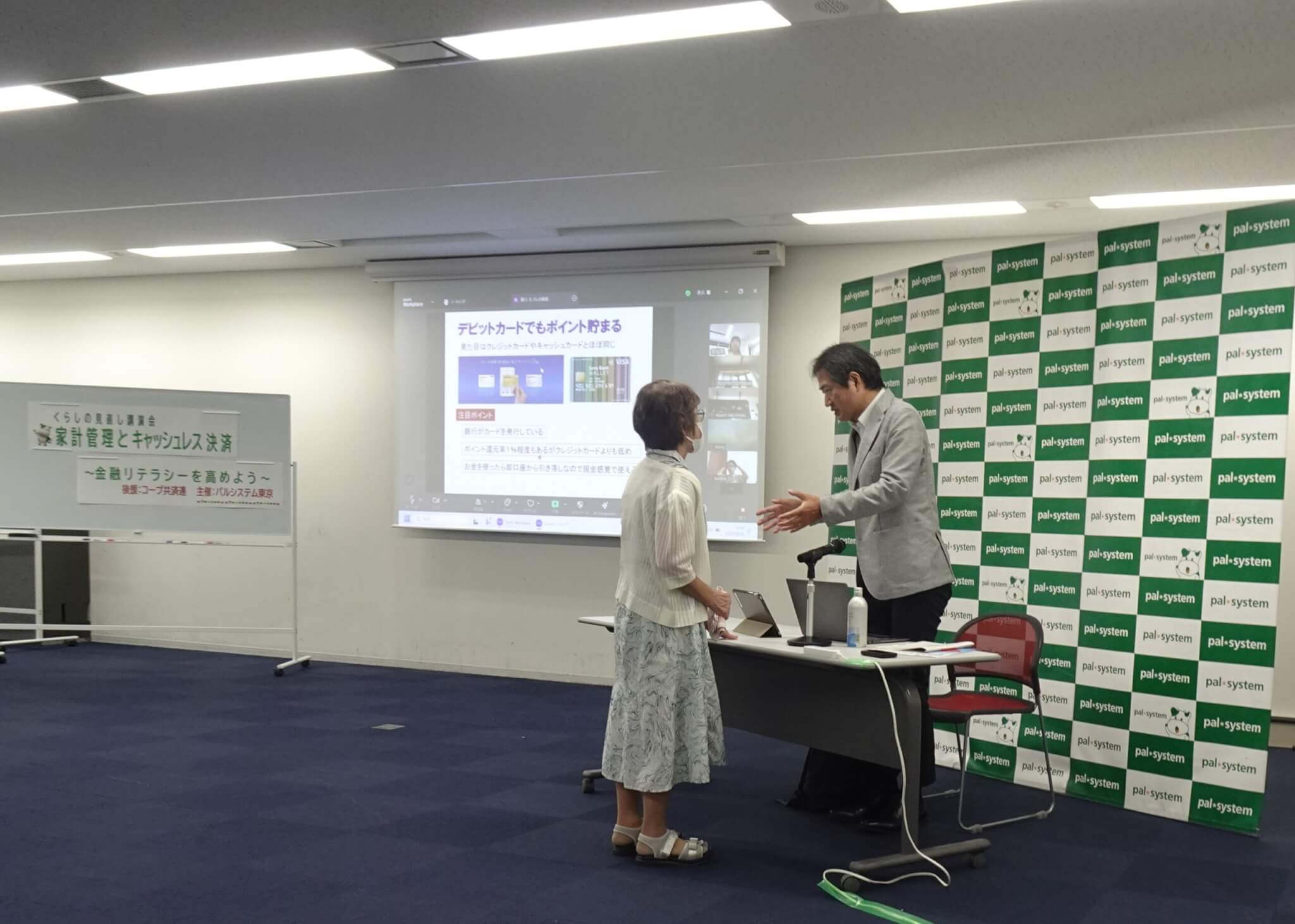 休憩時間、参加者の熱心な質問に答える講師