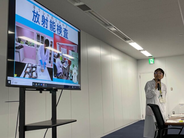 実験前に「ぱるあんしん館」の説明