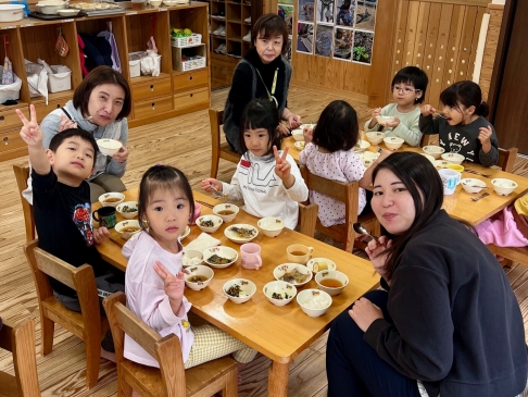 清掃活動終了後、職員と給食交流