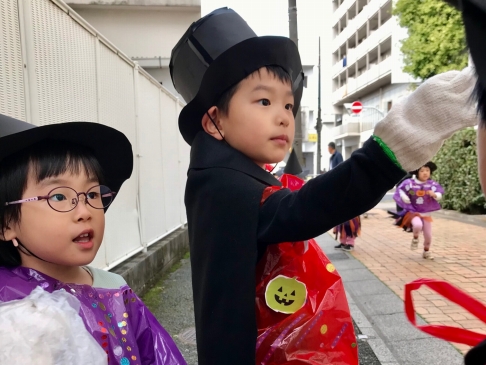ハロウィン仮装で♪「ぱる★キッズ足立」の園児たちが地域をきれいにしました！