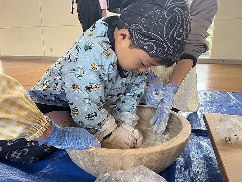 そば粉をこねる様子