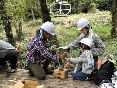 ナタと木槌をつかって竹を割ってみよう！