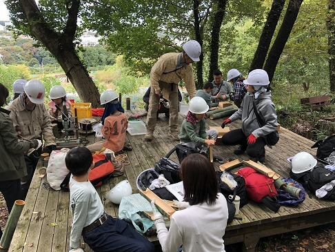 ナタと木槌をつかって竹を割ってみよう！