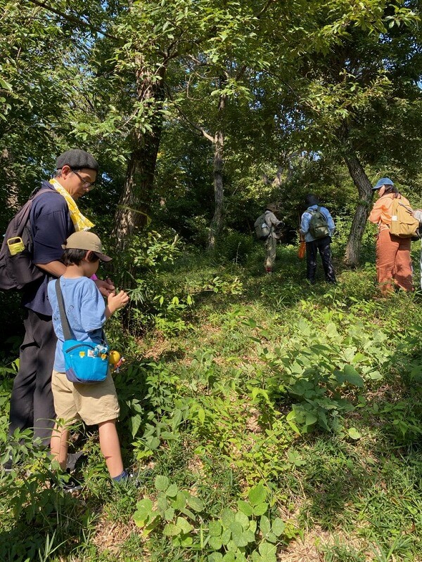 エリア毎に記録した植物モニタリングリストを見ながら、里山を散策して気になった植物をどんどん先生に質問しながら観察をしました。新たな植物を見付けることができた組合員も多く、記録として新たに更新できました。