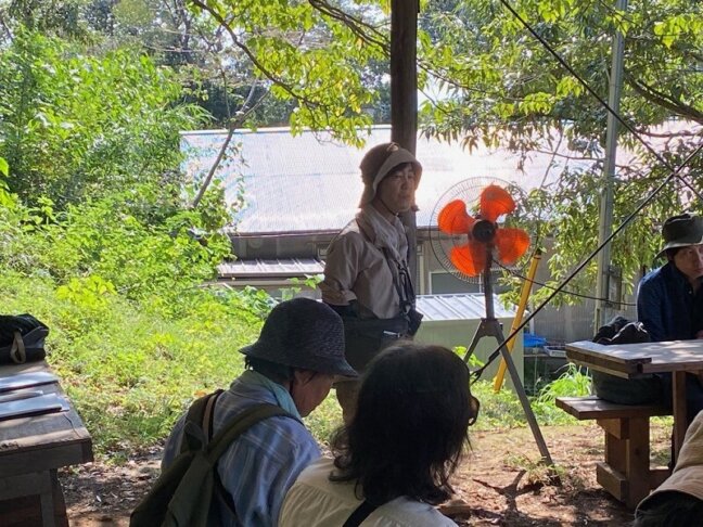 中西由美子氏（NPO法人樹木・環境ネットワーク協会　専務理事）2023年から始まった「いなぎめぐみの里山森づくり計画策定にむけたタスク」の時に初めて植物のモニタリング調査を行い、その時からお世話になっています。今年で3回目のモニタリング調査となりました。