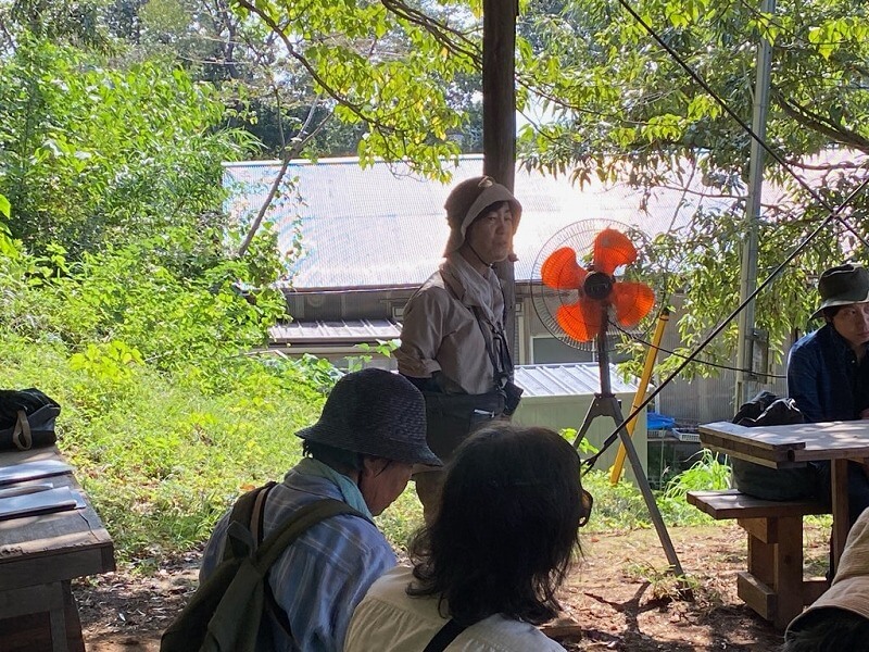 中西由美子氏（NPO法人樹木・環境ネットワーク協会　専務理事）2023年から始まった「いなぎめぐみの里山森づくり計画策定にむけたタスク」の時に初めて植物のモニタリング調査を行い、その時からお世話になっています。今年で3回目のモニタリング調査となりました。