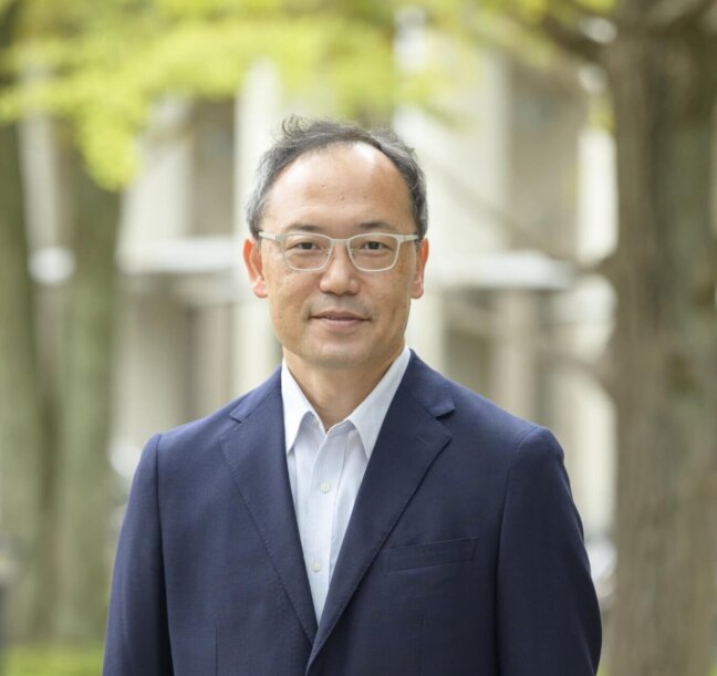 取材した市古太郎教授　