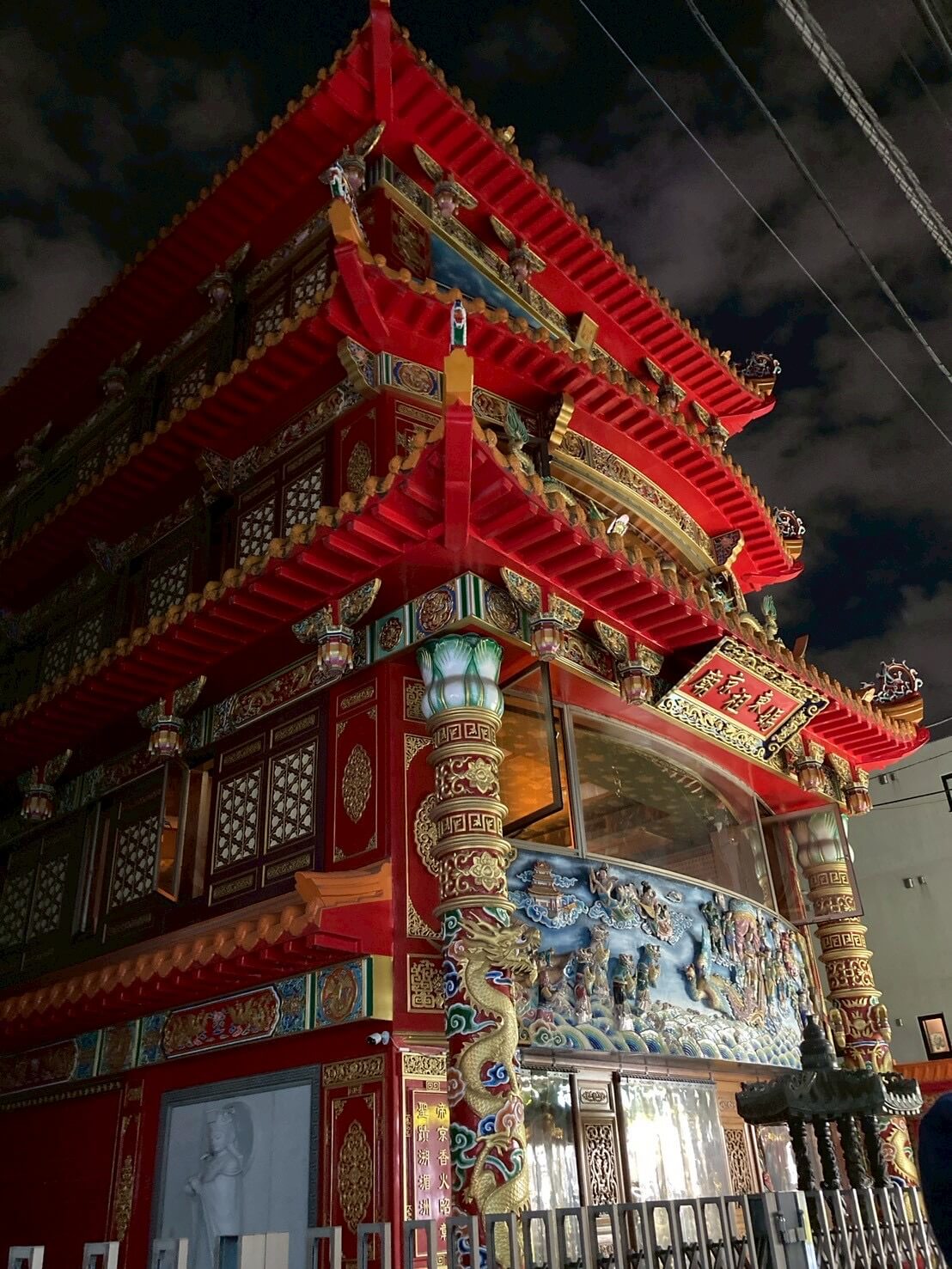  極彩色の外観が目を引くランドマーク「東京媽祖廟 」