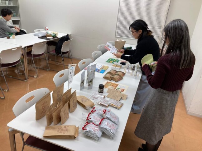 シャプラニール＝市民による海外協力の会の応援を受けてフェアトレード商品を販売