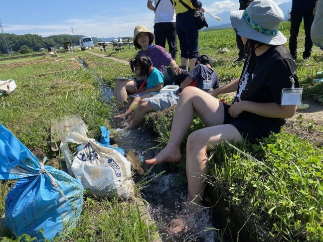 田んぼの水路が足の洗い場