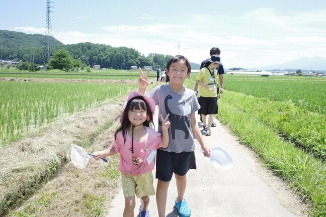 あたり一面の田園風景の中を歩いて