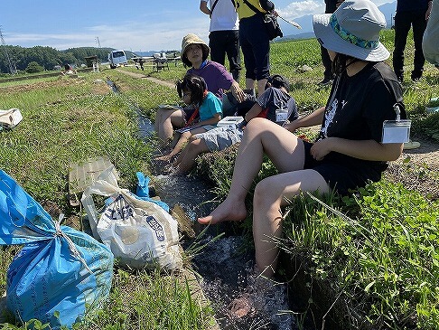 田んぼの水路が足の洗い場