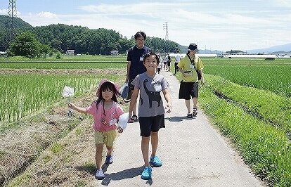 あたり一面の田園風景の中を歩いて