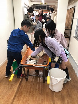 親子でごみの選別体験