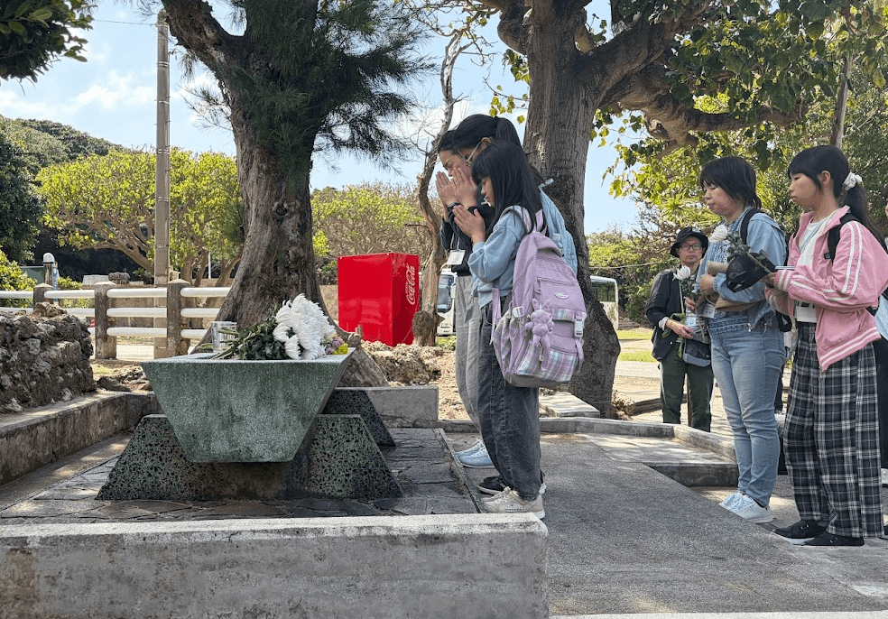 「小桜の塔」対馬丸の犠牲者を祀る慰霊碑