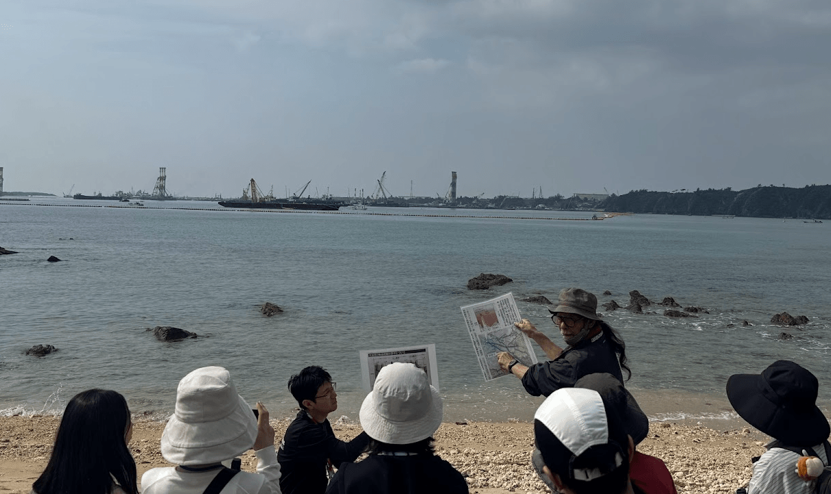 辺野古新基地建設現場が見える瀬嵩の浜