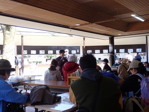 まずは公園内のバードサンクチュアリで野鳥を観察します。