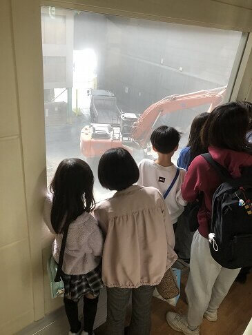 工場内を見て回って…