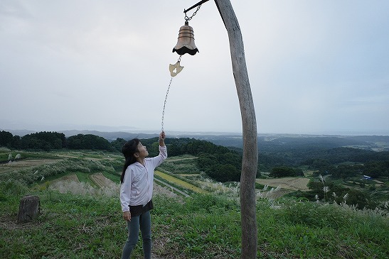 尾神岳の中腹で鐘を鳴らす
