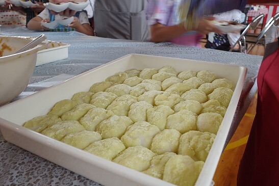 できあがったお餅に、青大豆きなこをまぶして♪