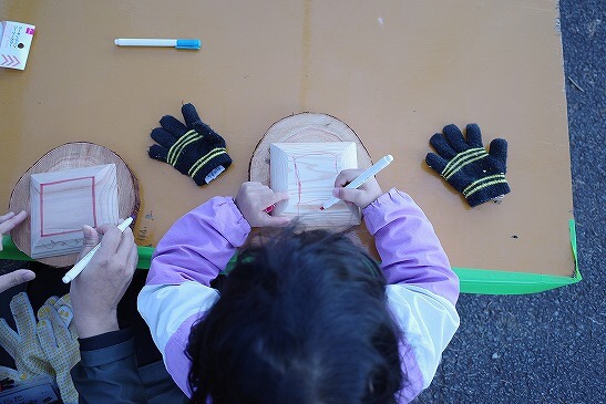 めぐる森プレートの端材で絵付け体験