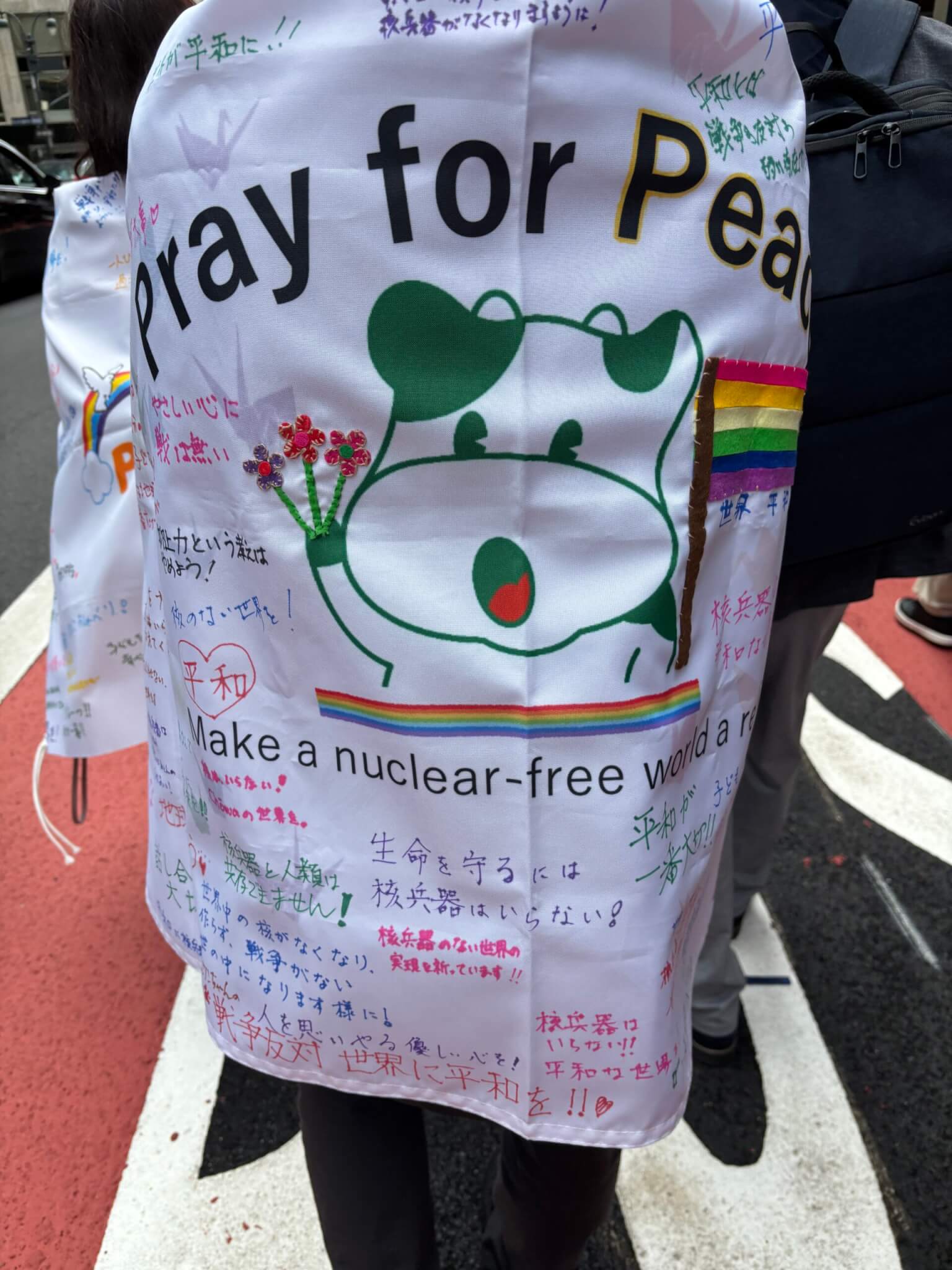 メッセージフラッグとともに平和行進。